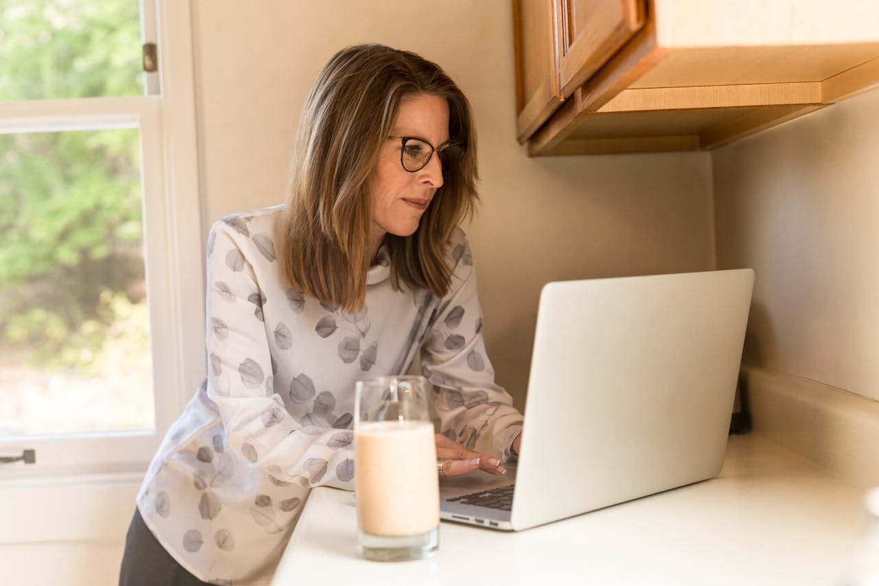 une femme qui en télétravail dans sa cuisine